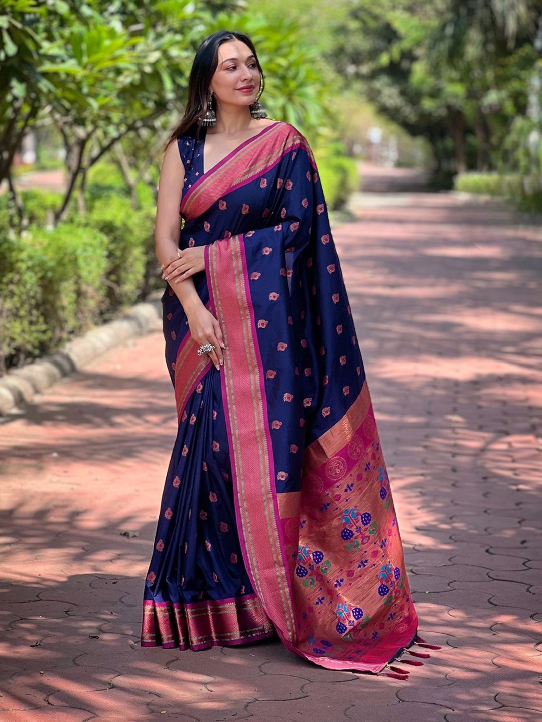 

Suha Art Silk Paithani Saree, Navy blue