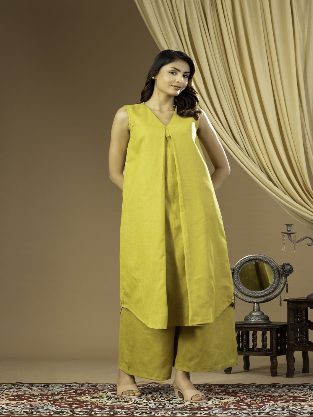 

HANDIKART Harsingaar Sleeveless V-Neck Pleated A-Line Kurta With Palazzo, Green