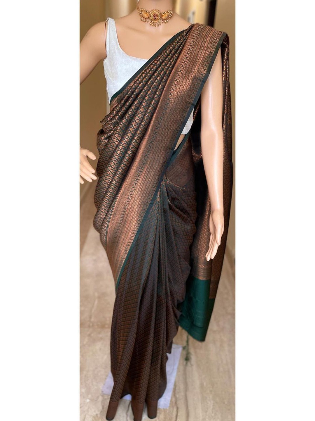 

Fashion Ritmo Woven Design Zari Pure Silk Saree, Green