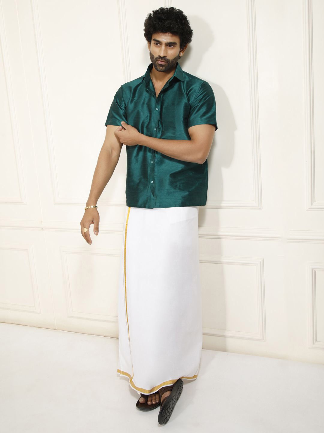 

VASTRAMAY Shirt Collar Shirt With Veshti, Green