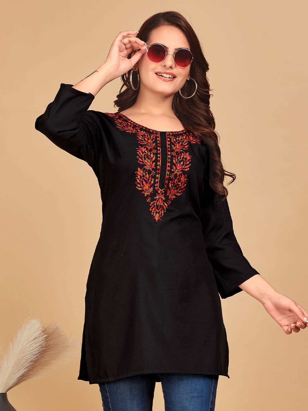 

Kalavrund Creation Embroidered Chikankari Chikankari Kurti, Black