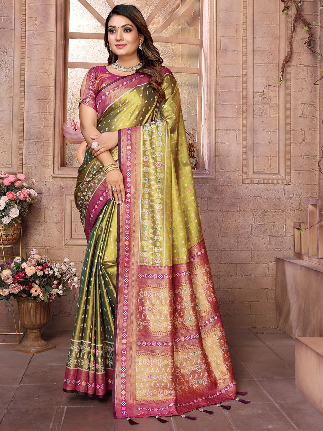 

Mitera Woven Design Zari Silk Blend Banarasi Saree, Gold