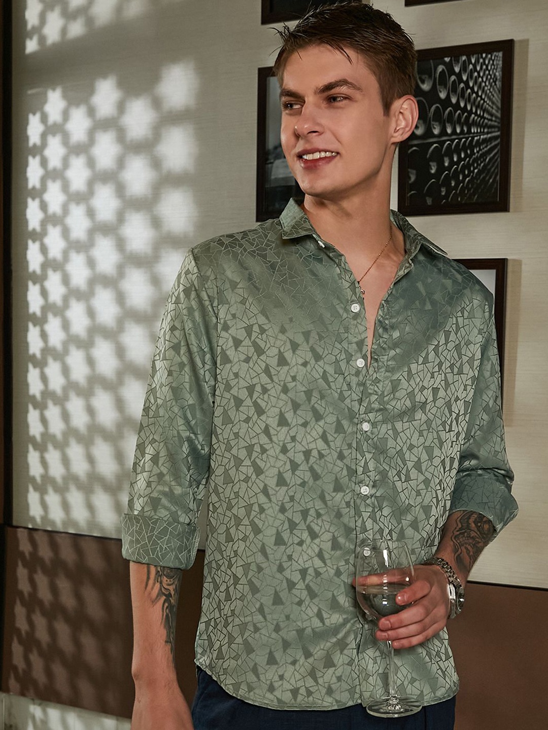 

Campus Sutra Men Comfort Spread Collar Geometric Printed Casual Shirt, Green