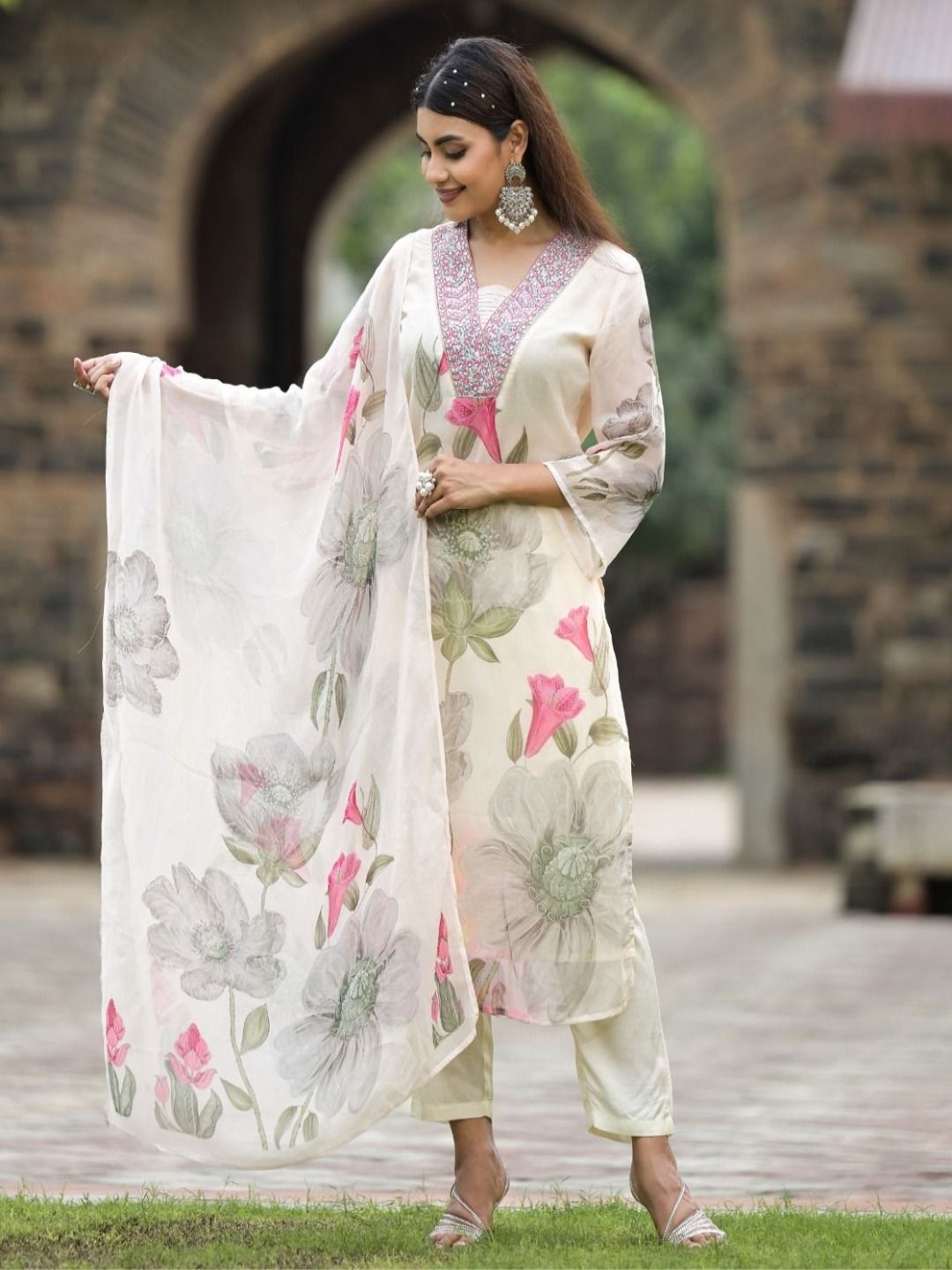 

KAYOMMI Floral Printed V-Neck Georgette Straight Kurta With Trousers & Dupatta, White