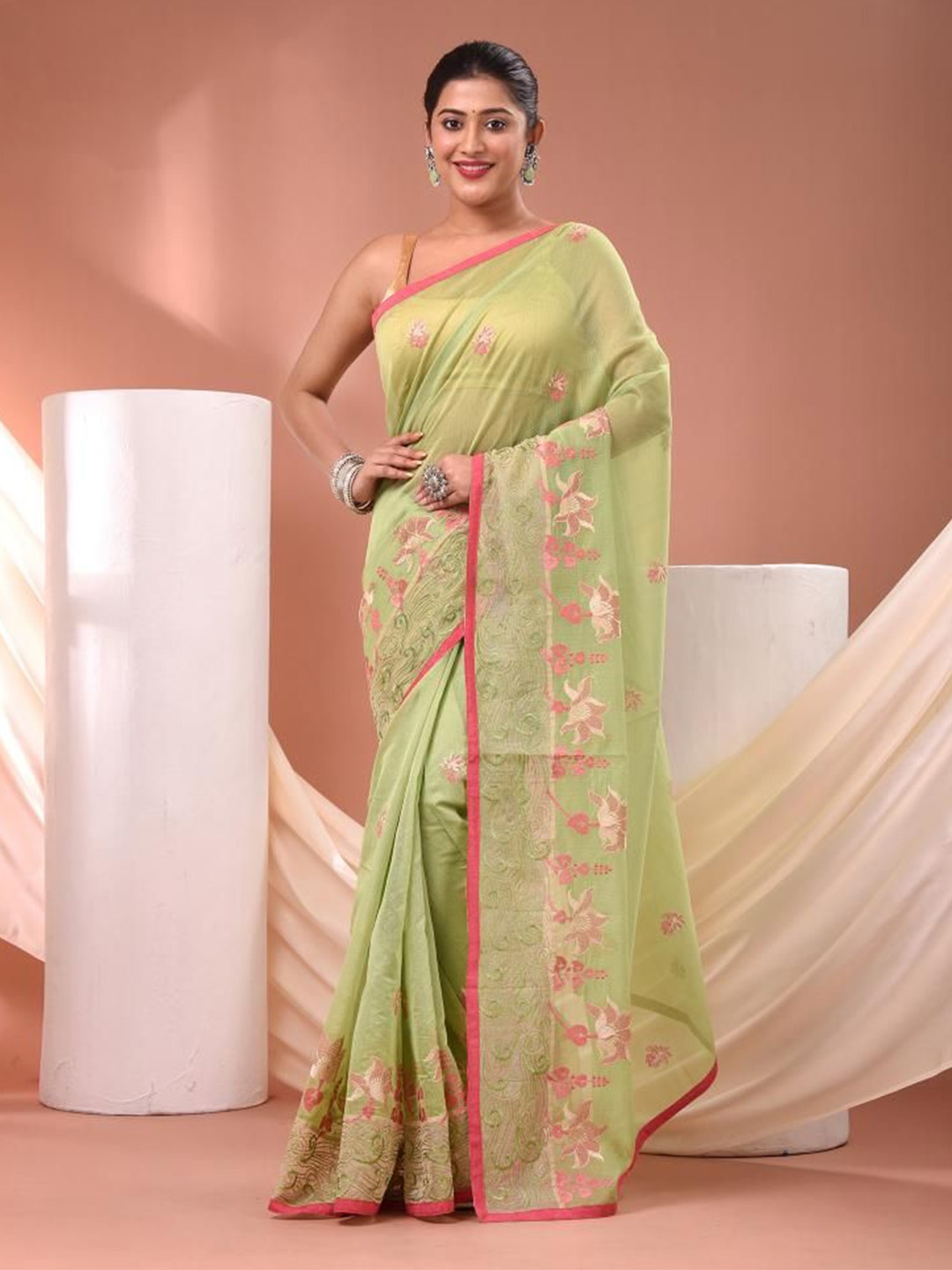 

VIBHAVARI Women Floral Embroidered Saree, Green