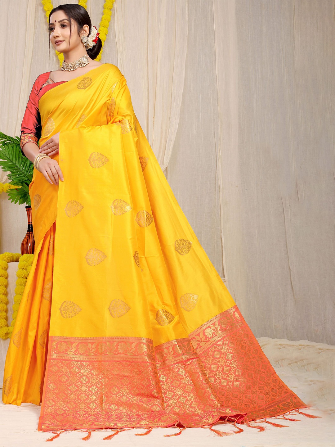 

amirat Woven Design Zari Pure Silk Banarasi Saree, Yellow