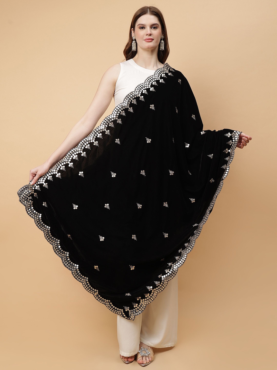 

Moda Chales Floral Embroidered Velvet Dupatta With Sequinned, Black