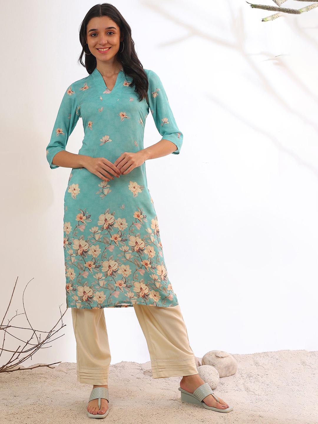 

AURELIA Floral Printed V Neck Straight Kurta, Blue