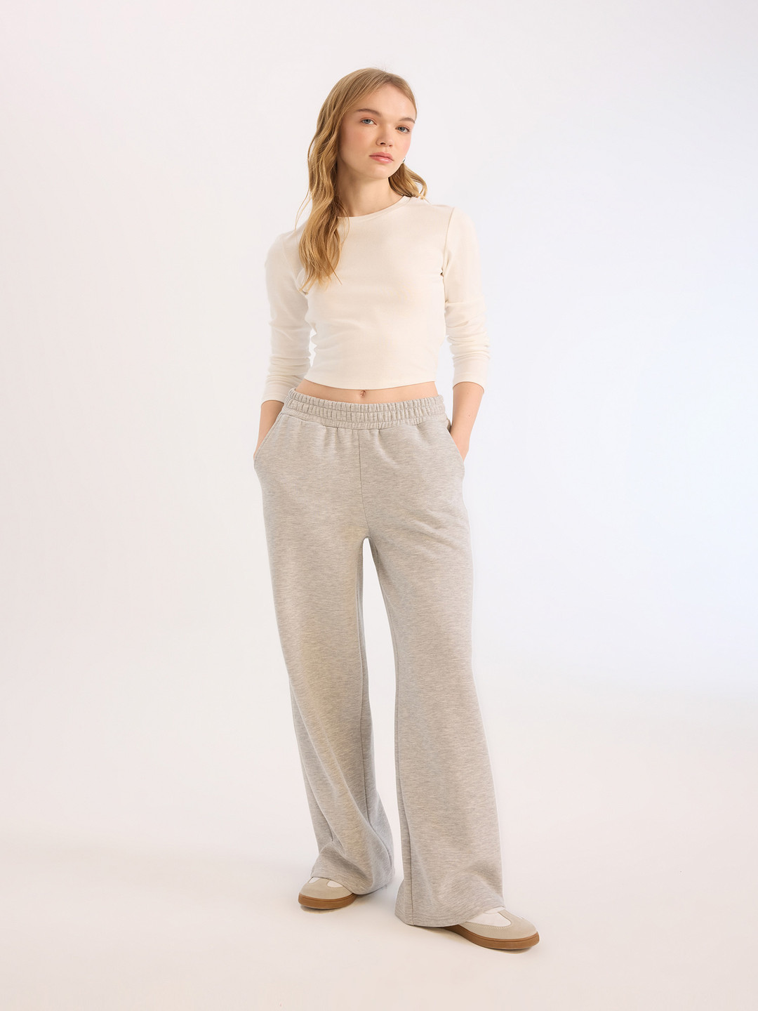 

DeFacto Women Regular Fit Mid-Rise Trousers, Na