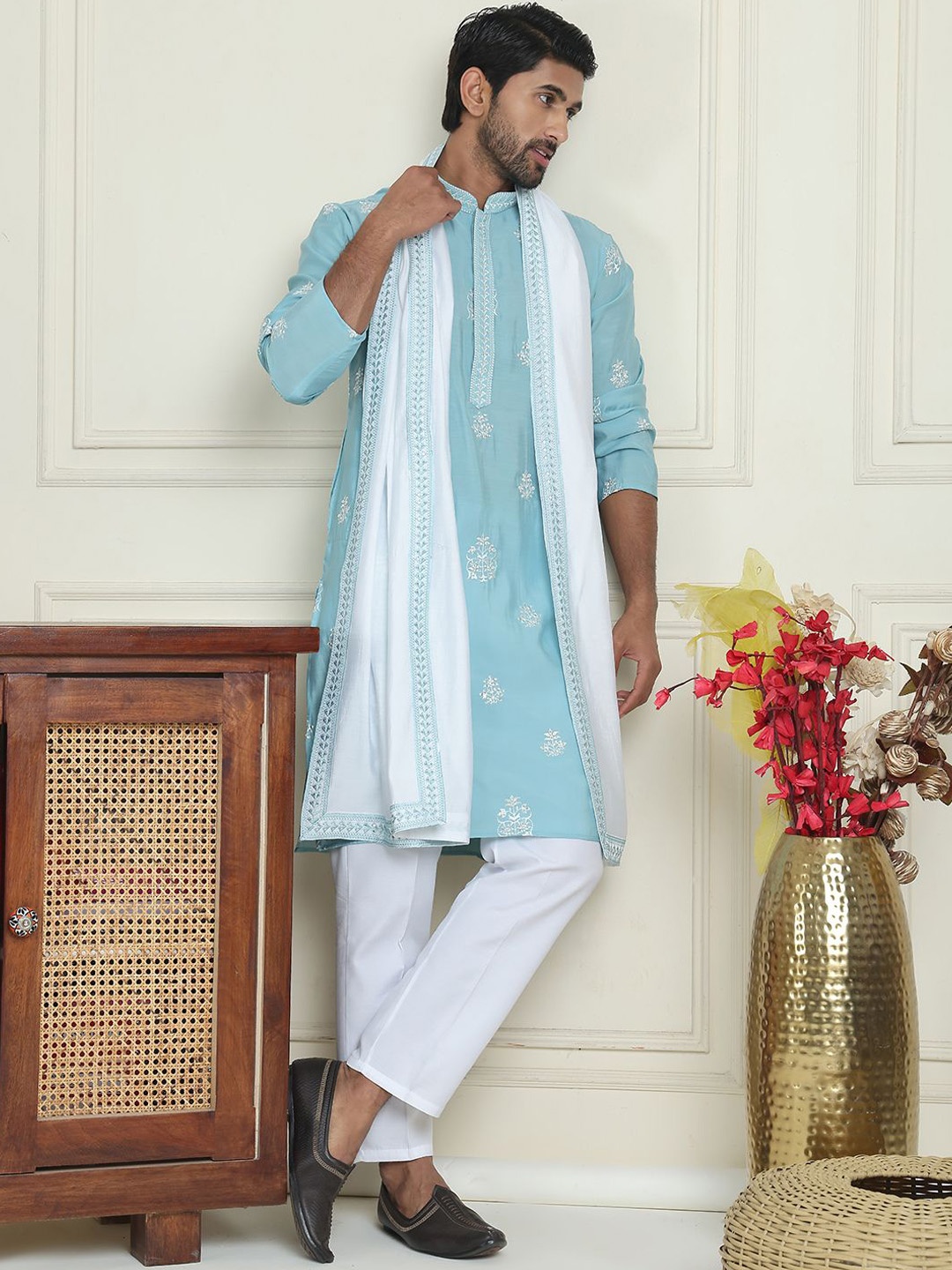 

Jompers Men Floral Embroidered Mandarin Collar Straight Kurta with Pyjamas & Dupatta, Turquoise blue