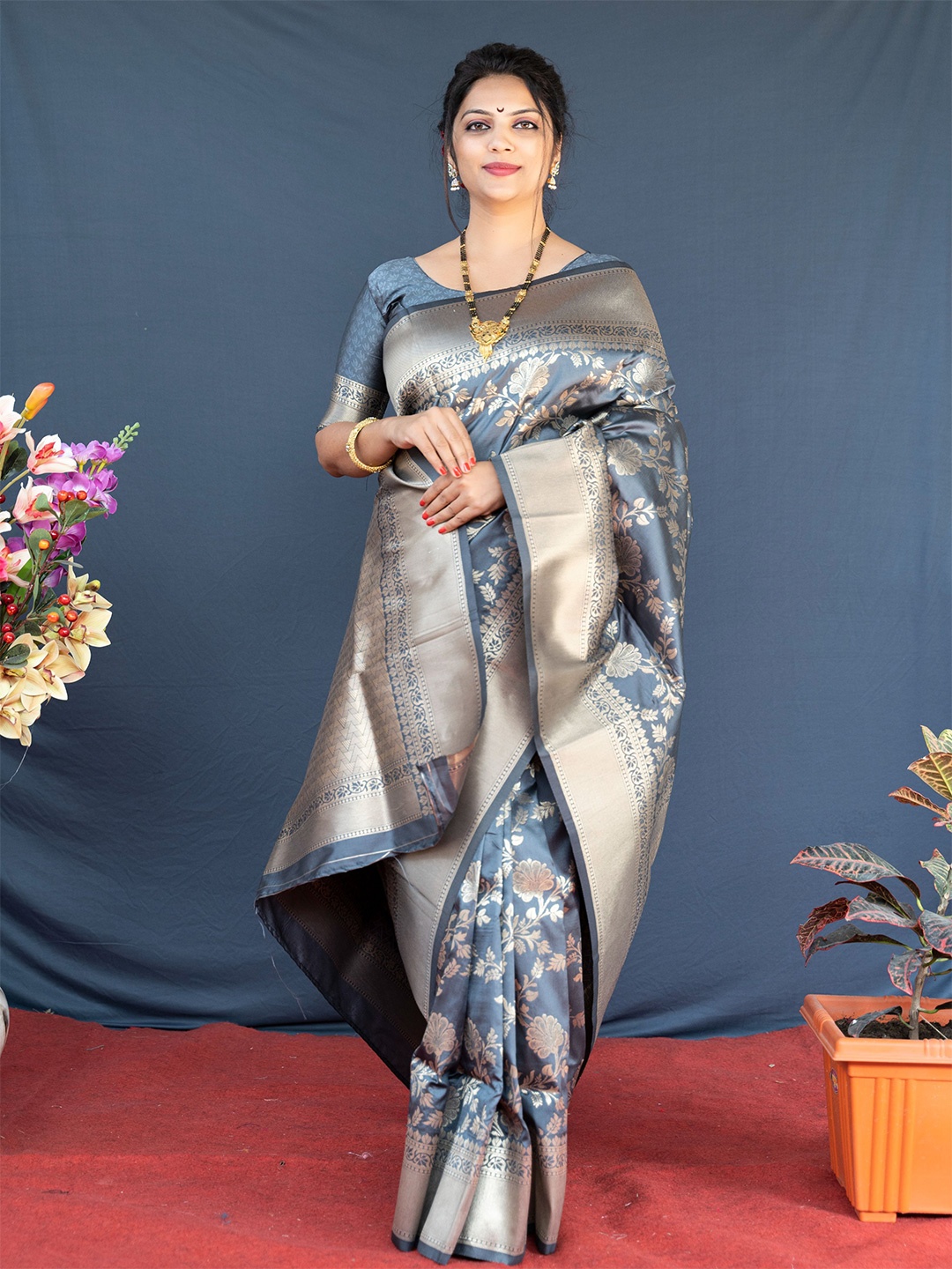 

Kandora Floral Zari Pure Silk Banarasi Saree, Grey