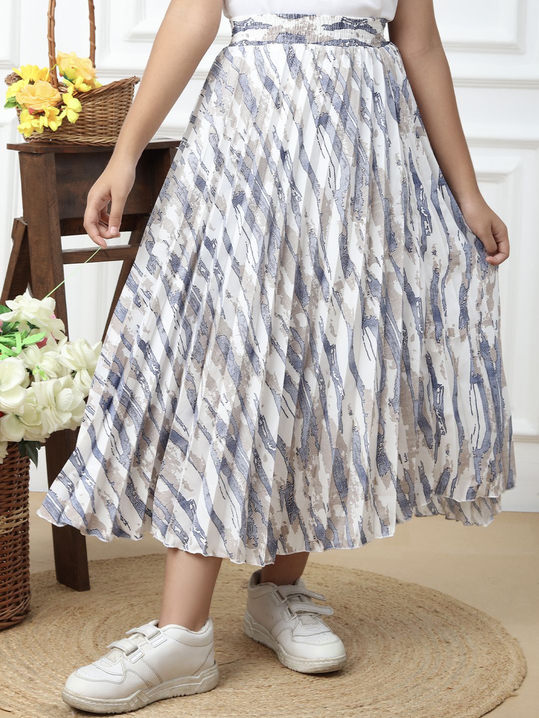 

Ishti Girls Abstract Printed Pleated Skirt, White