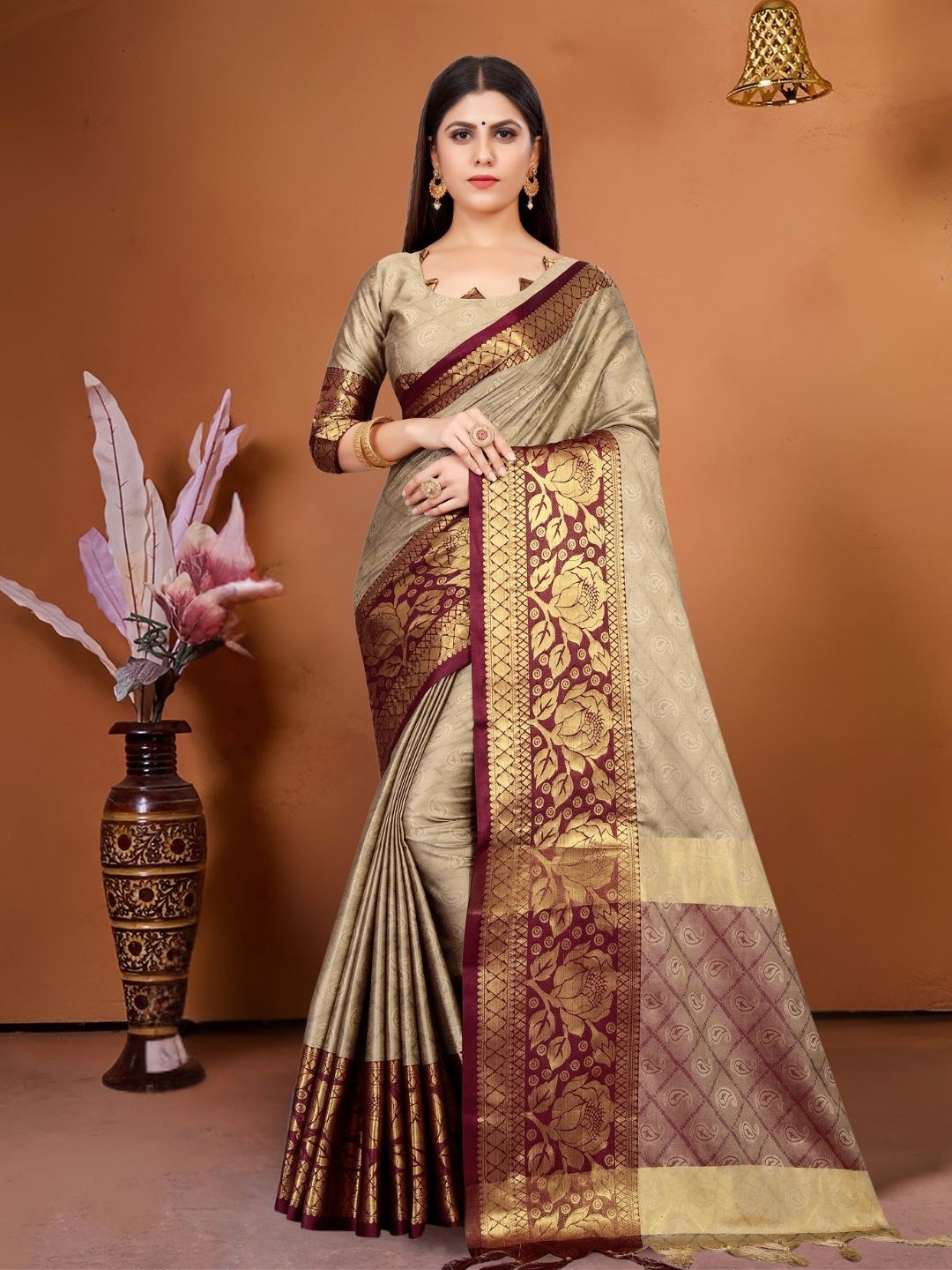 

MAGMINA Woven Design Zari Banarasi Saree, Cream