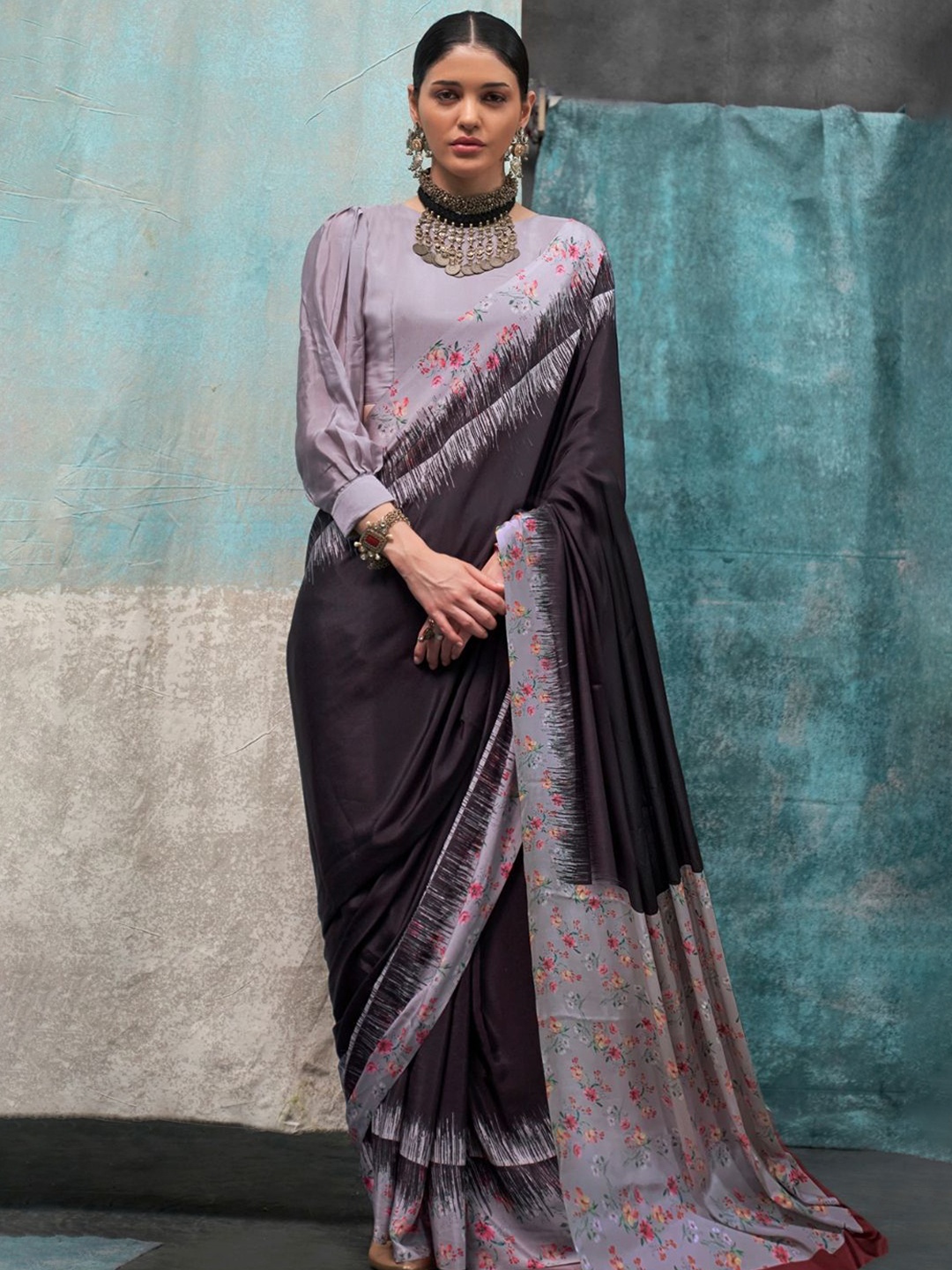 

BLENDIFY Floral Printed Pure Crepe Saree, Black
