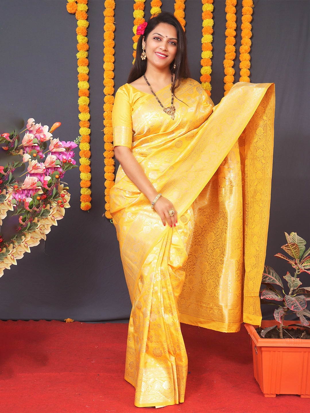 

Kandora Woven Design Zari Pure Silk Banarasi Saree, Yellow