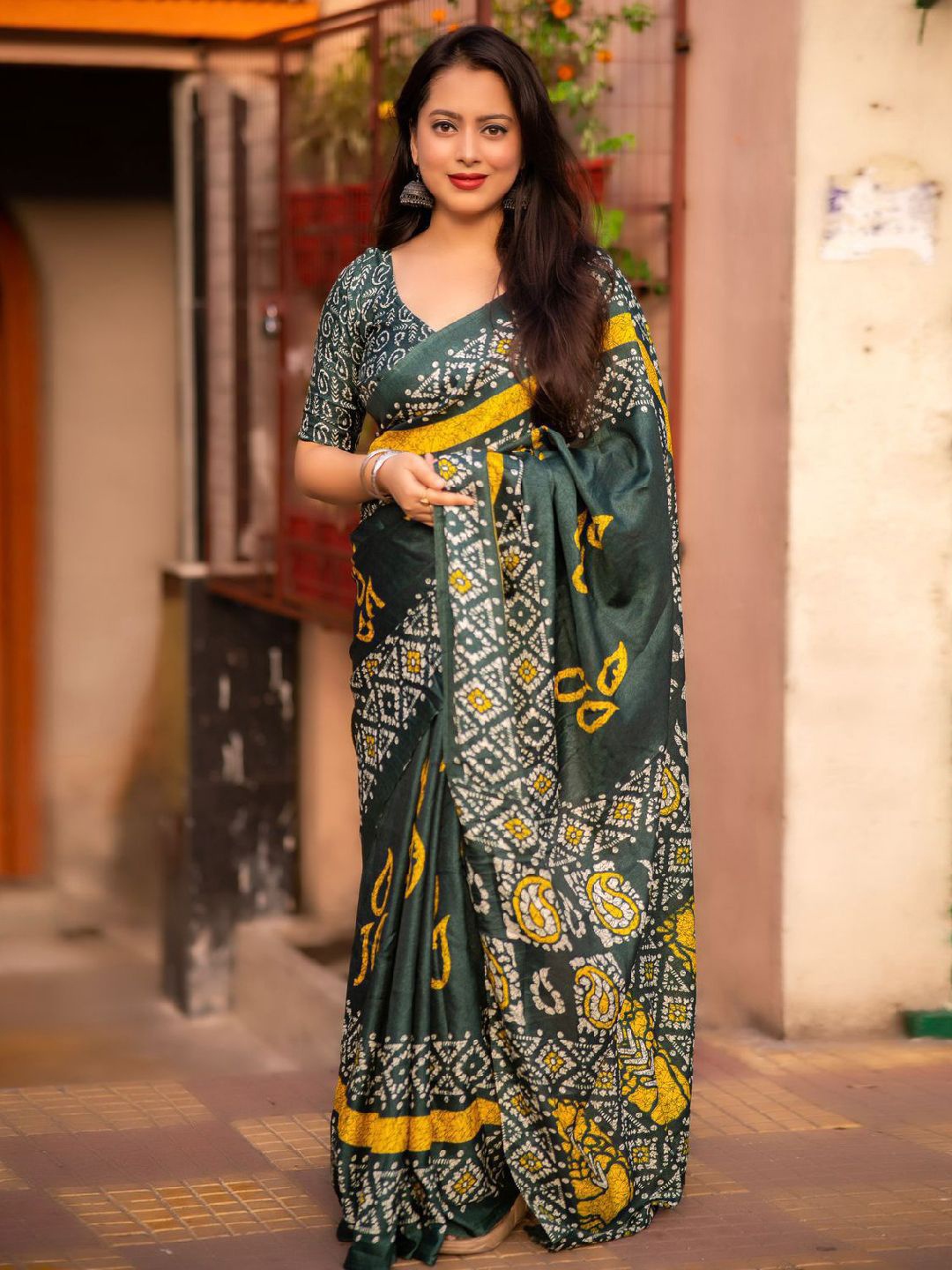 

Mitera Batik Printed Saree with Blouse Piece, Green