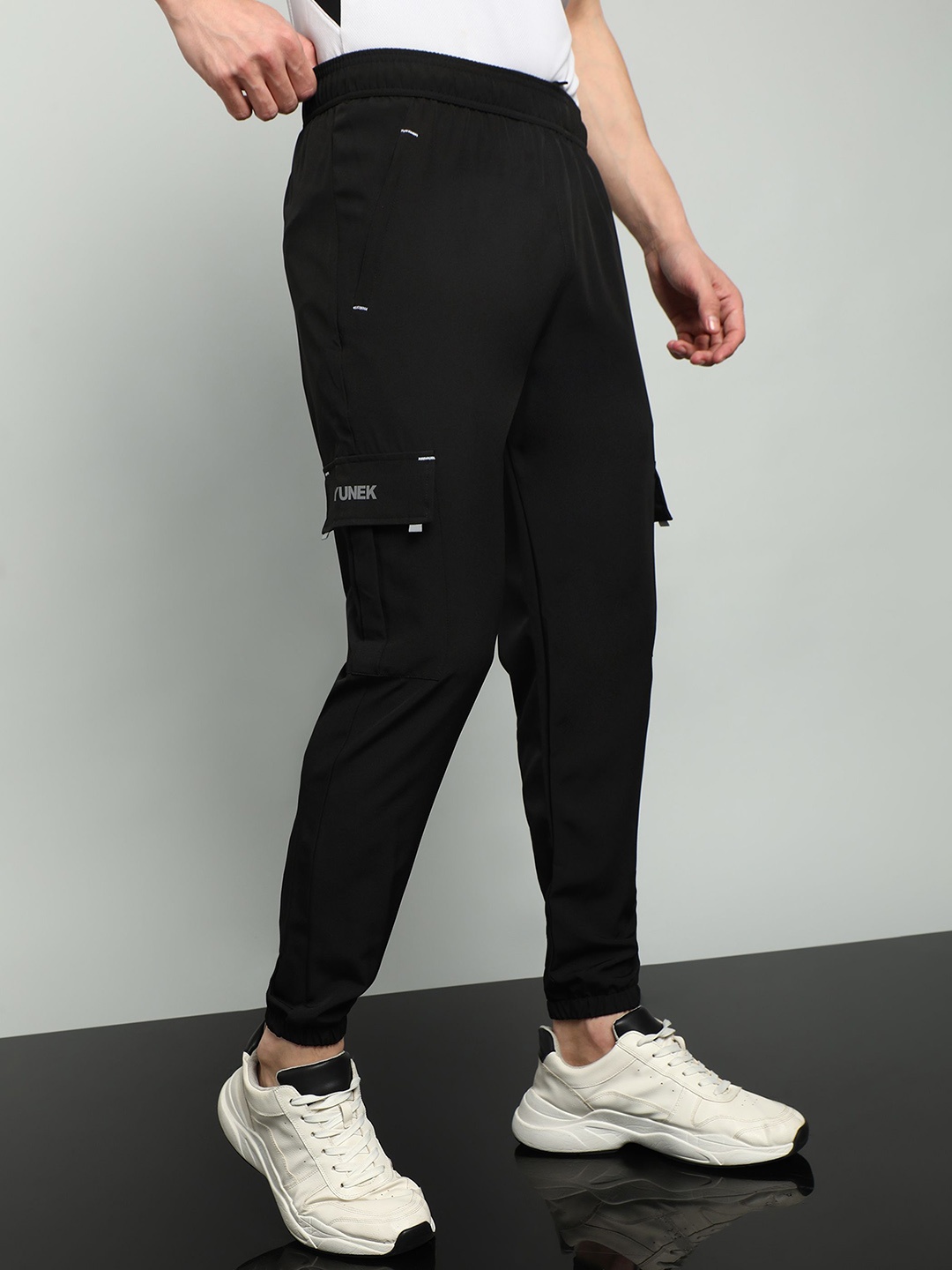 

YUNEK Men Mid Rise Cargo Rapid Dry Joggers, Black