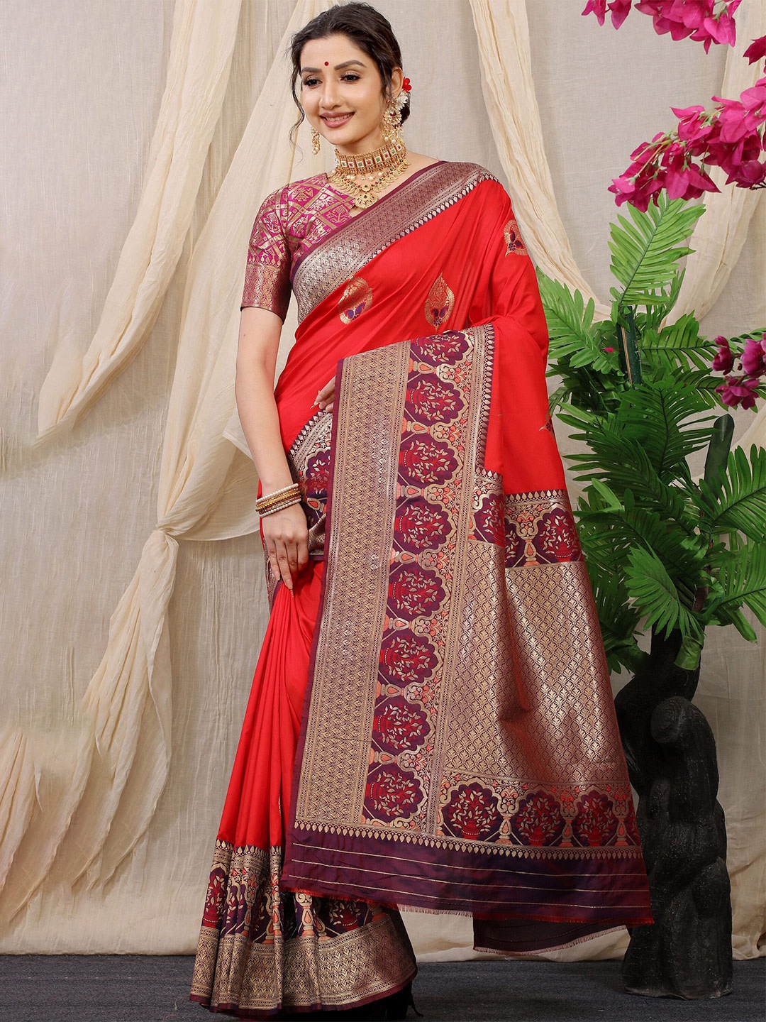 

amirat Woven Design Zari Pure Silk Banarasi Saree, Red