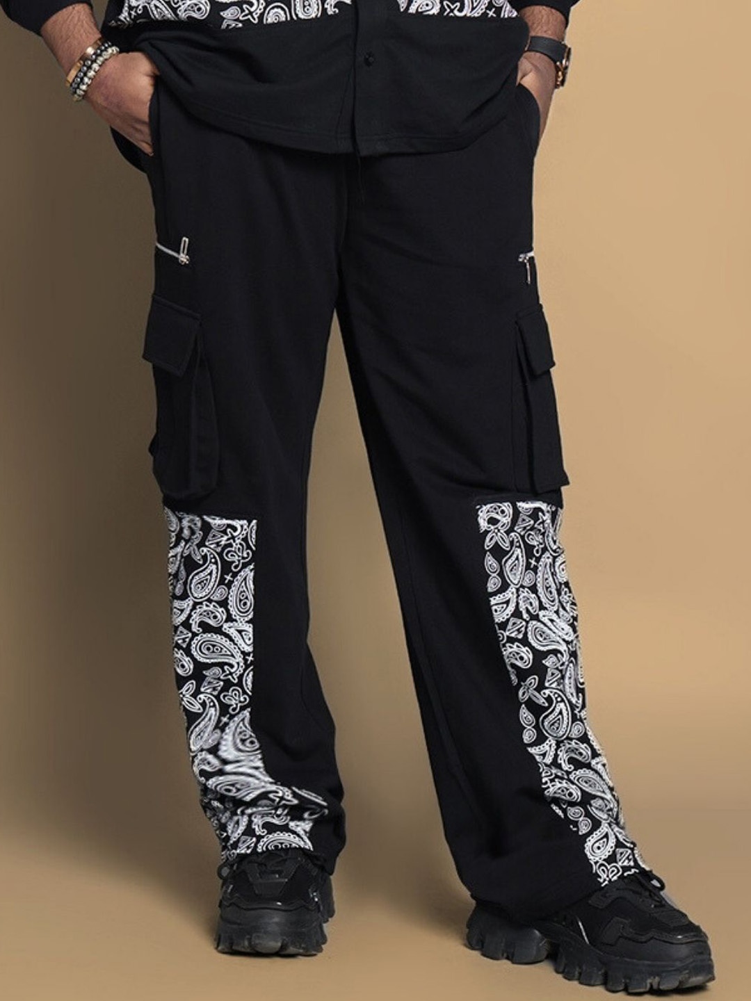 

WEARDUDS Men Printed Mid Rise Relaxed Fit Track pants, Black