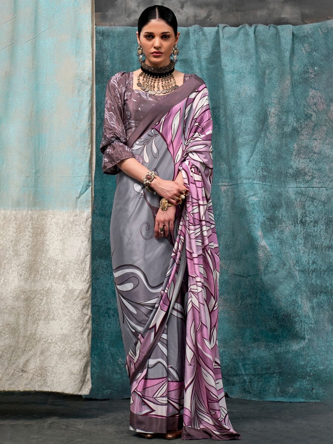 

BLENDIFY Floral Printed Pure Crepe Saree, Grey