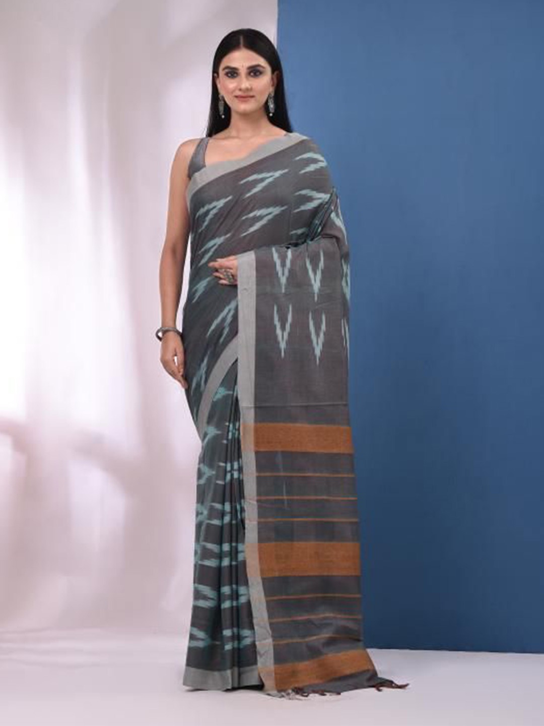 

VIBHAVARI Woven Design Pure Cotton Ikkat Saree, Grey
