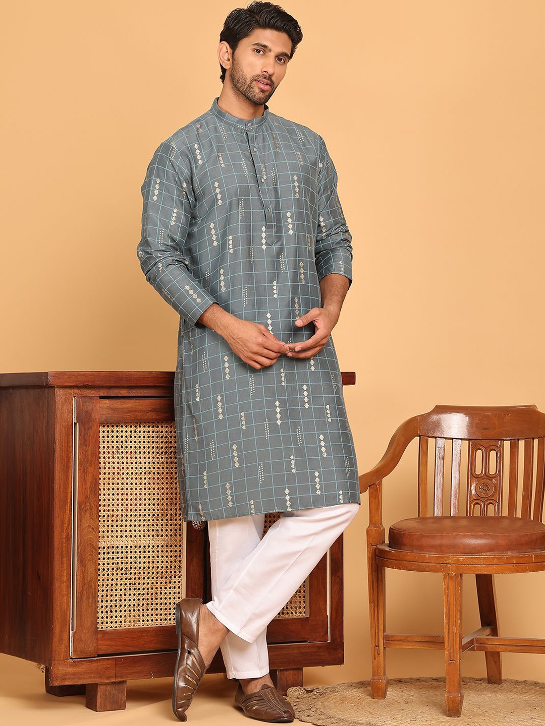 

Jompers Geometric Embroidered Mandarin Collar Straight Kurta With Pyjamas, Grey