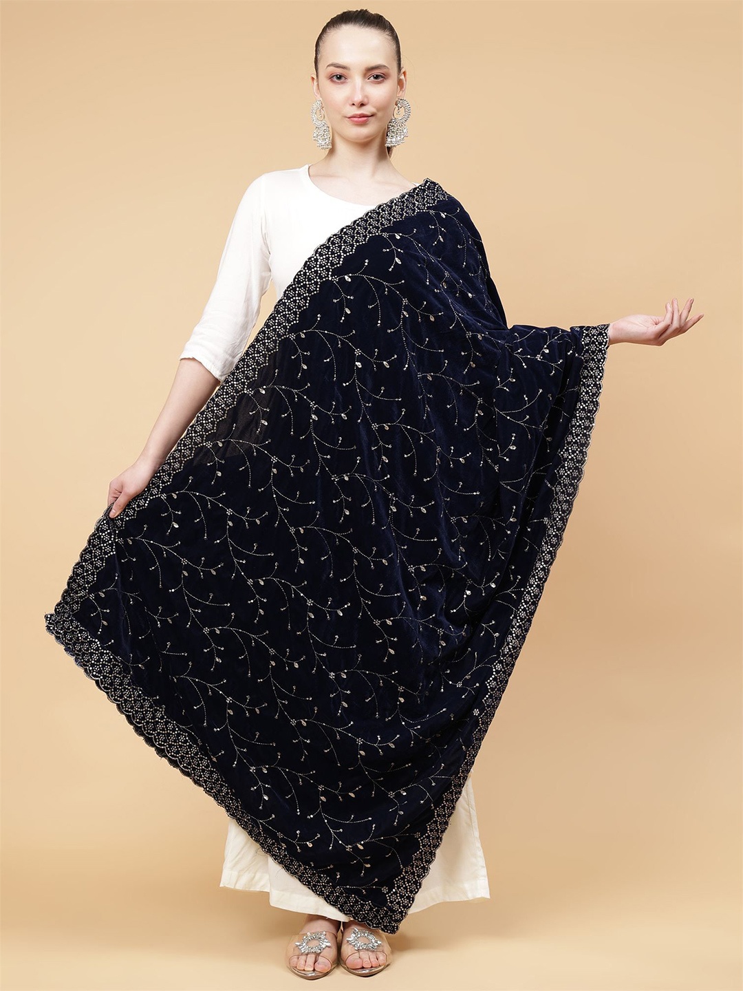 

Moda Chales Floral Embroidered Velvet Dupatta With Sequinned, Teal