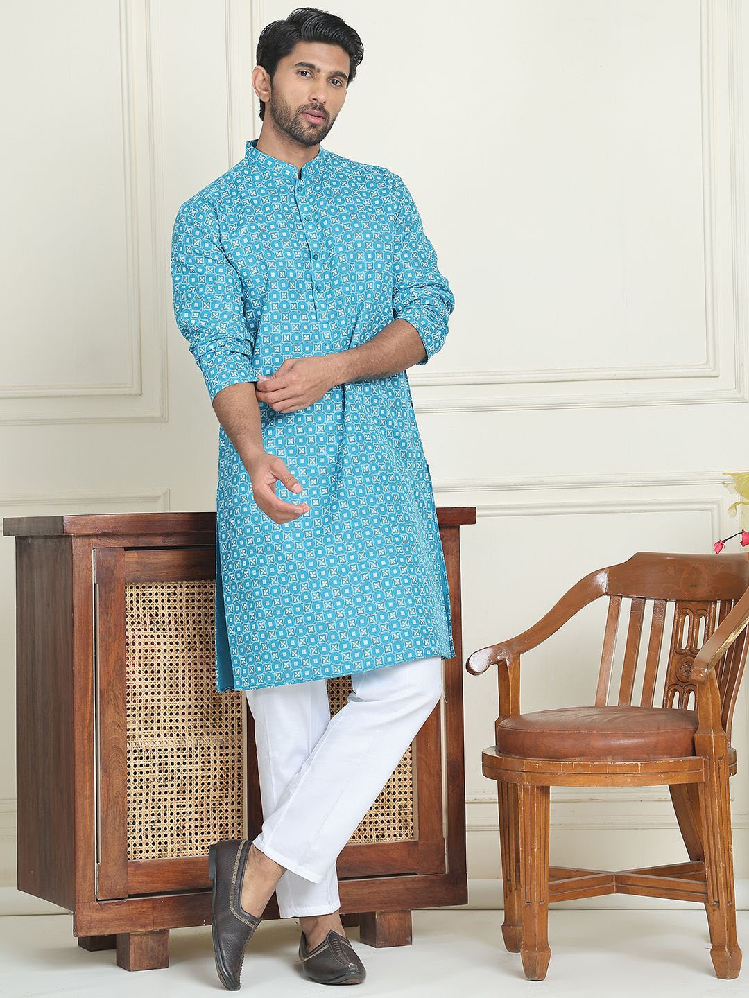

Jompers Geometric Embroidered Mandarin Collar Straight Kurta With Pyjamas, Blue