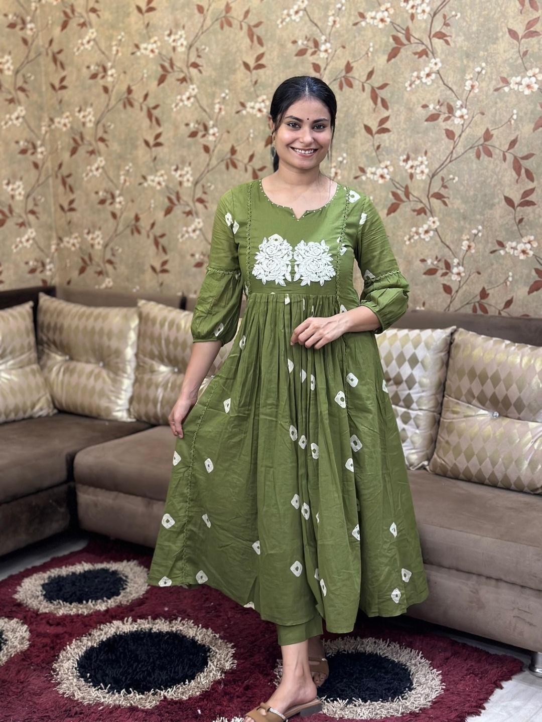 

DIVASTRI Floral Embroidered Notch Neck Pleated A-Line Kurta With Trousers, Green