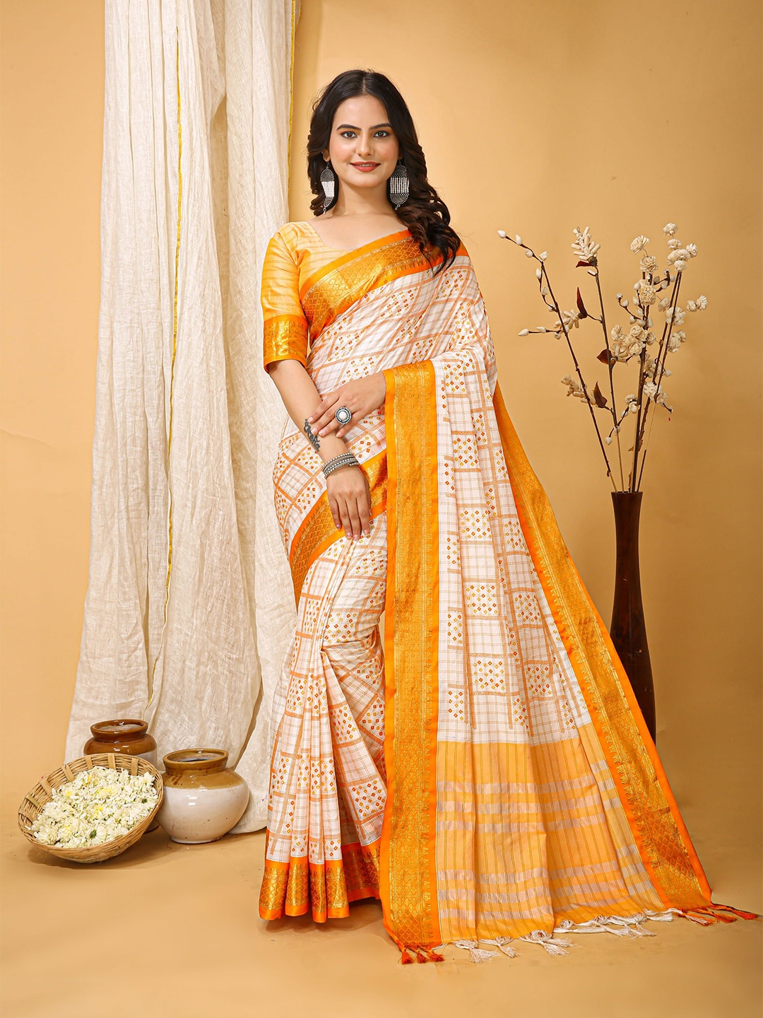 

KAYOMMI Bandhani Zari Pure Cotton Bandhani Saree, White