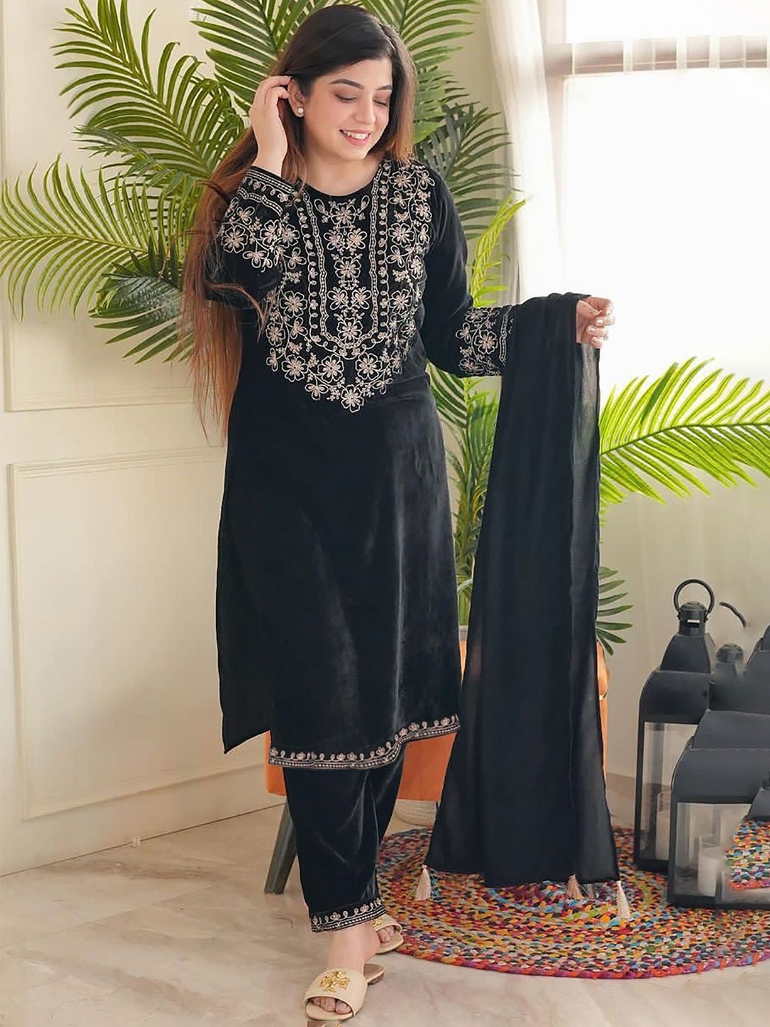 

Kedar Fab Floral Embroidered Round Neck Velvet Thread Work Straight Kurta, Black