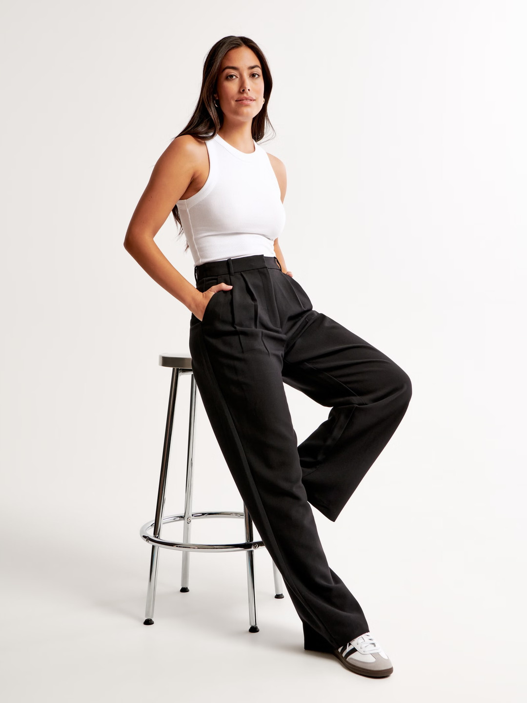 

FNOCKS Women Relaxed High-Rise Lint Free Pleated Trousers, Black