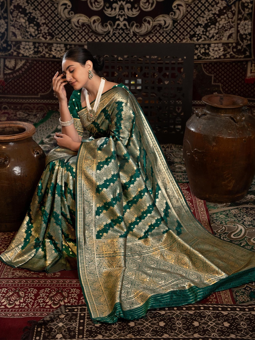 

ALAGINI Woven Design Zari Silk Blend Banarasi Saree, Green