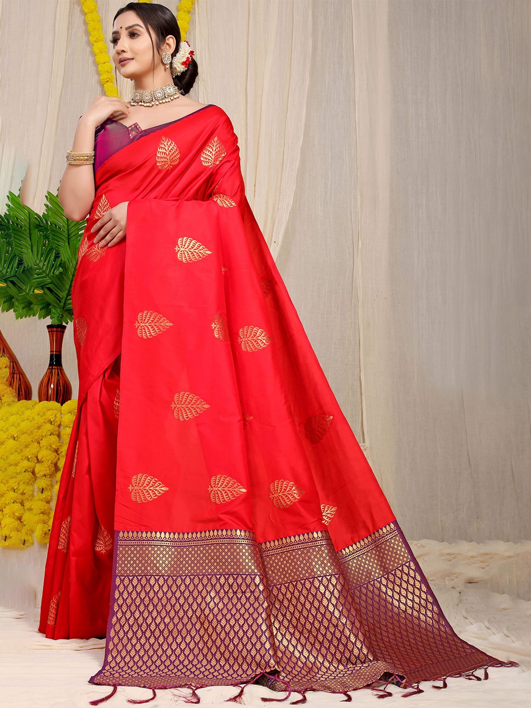 

amirat Woven Design Zari Pure Silk Banarasi Saree, Red