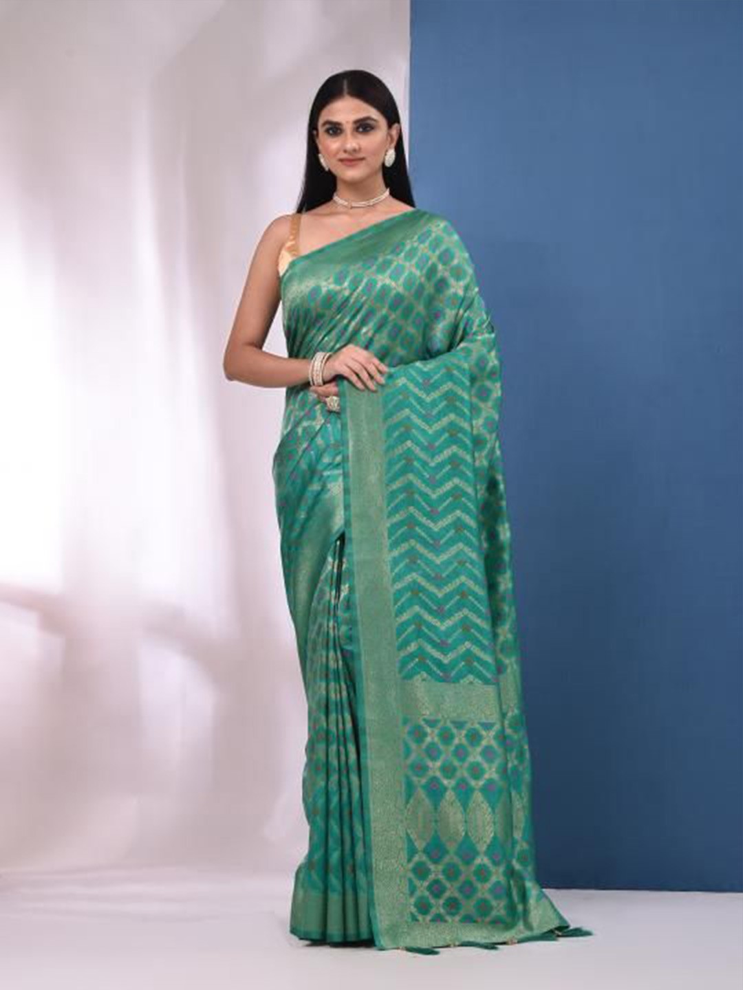 

VIBHAVARI Woven Design Zari Saree, Green