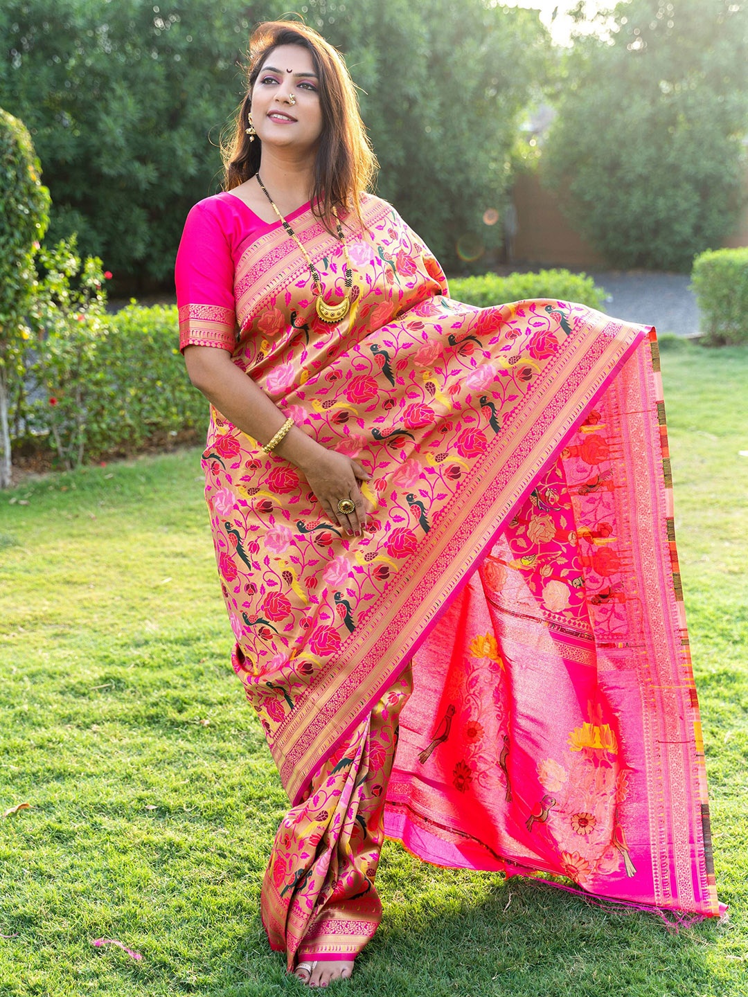 

Kandora Floral Zari Pure Silk Paithani Saree, Pink