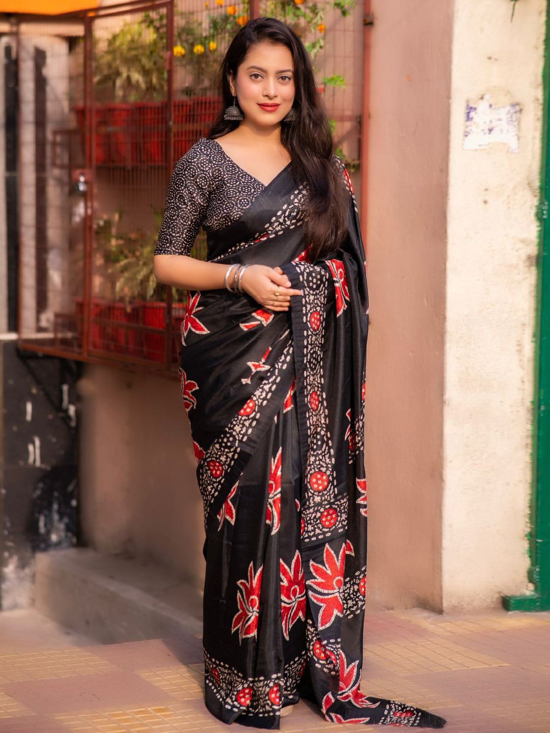 

Mitera Batik Printed Saree with Blouse Piece, Black