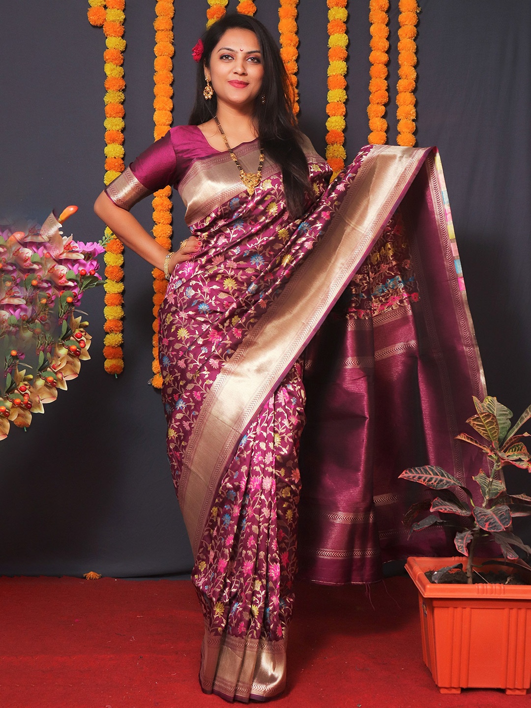 

Kandora Floral Zari Pure Silk Banarasi Saree, Maroon