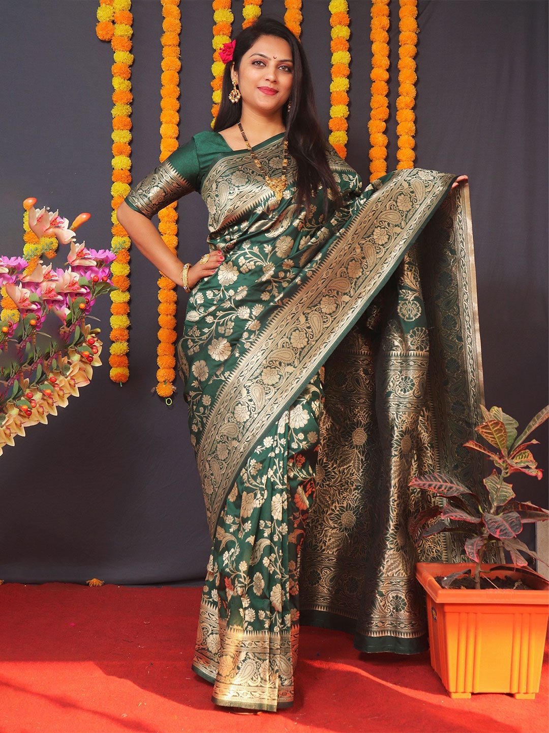 

Kandora Floral Woven Design Zari Pure Silk Banarasi Saree, Green