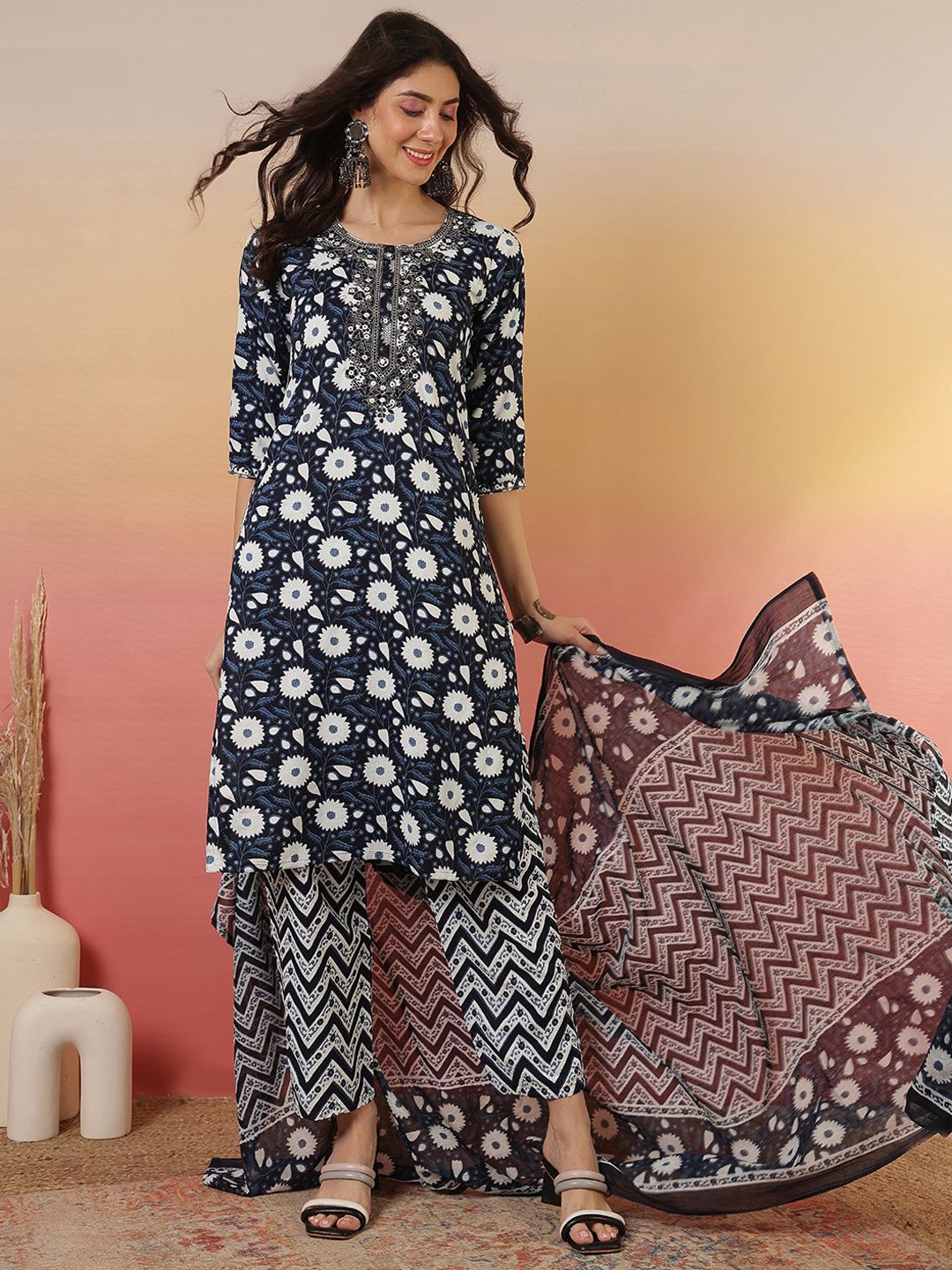 

Sangria Floral Printed Printed Straight Kurta & Trouser With Dupatta, Blue