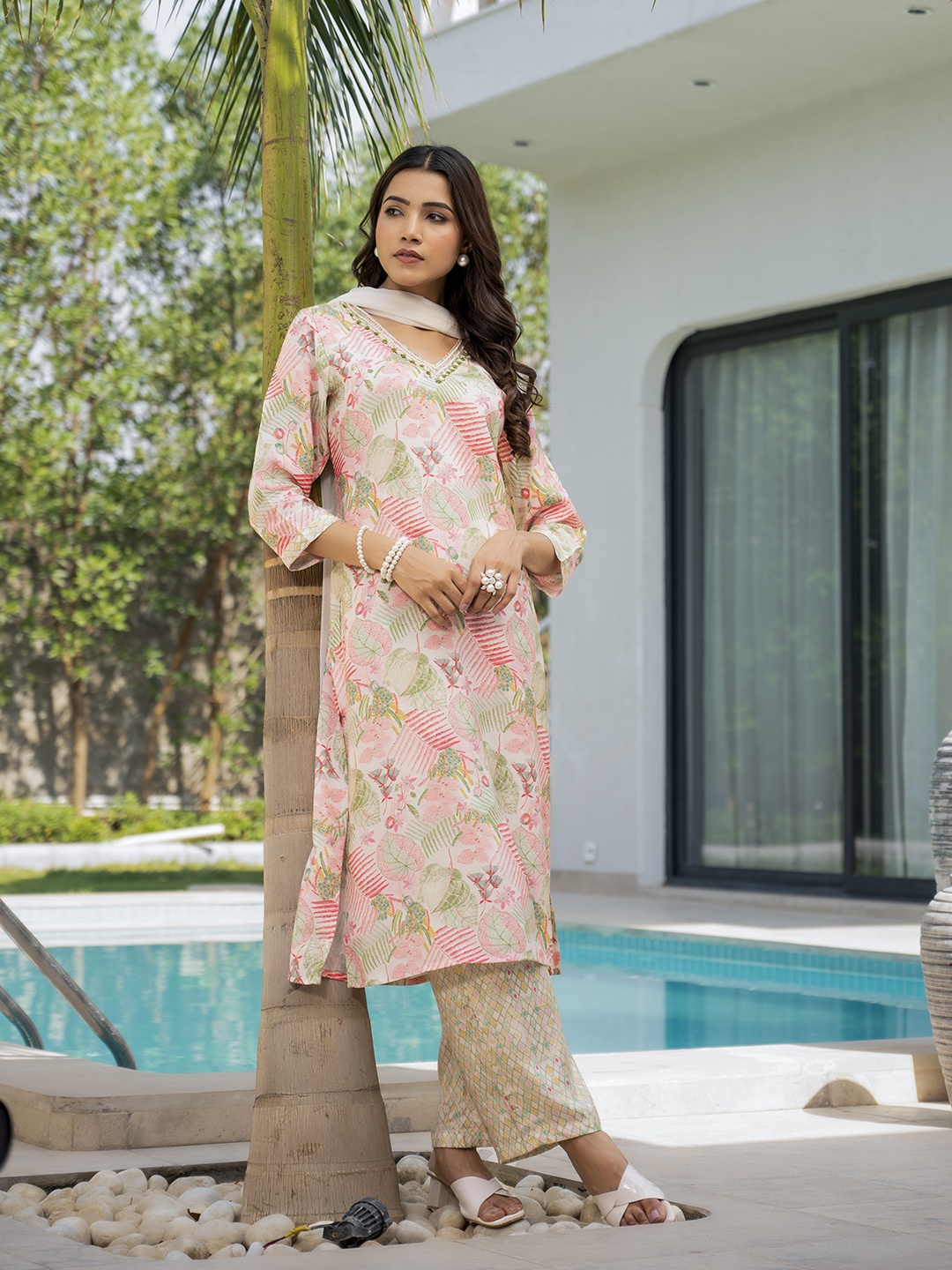 

Chandbaali Women Floral Embroidered Regular Thread Work Kurta with Trousers & With Dupatta, Cream