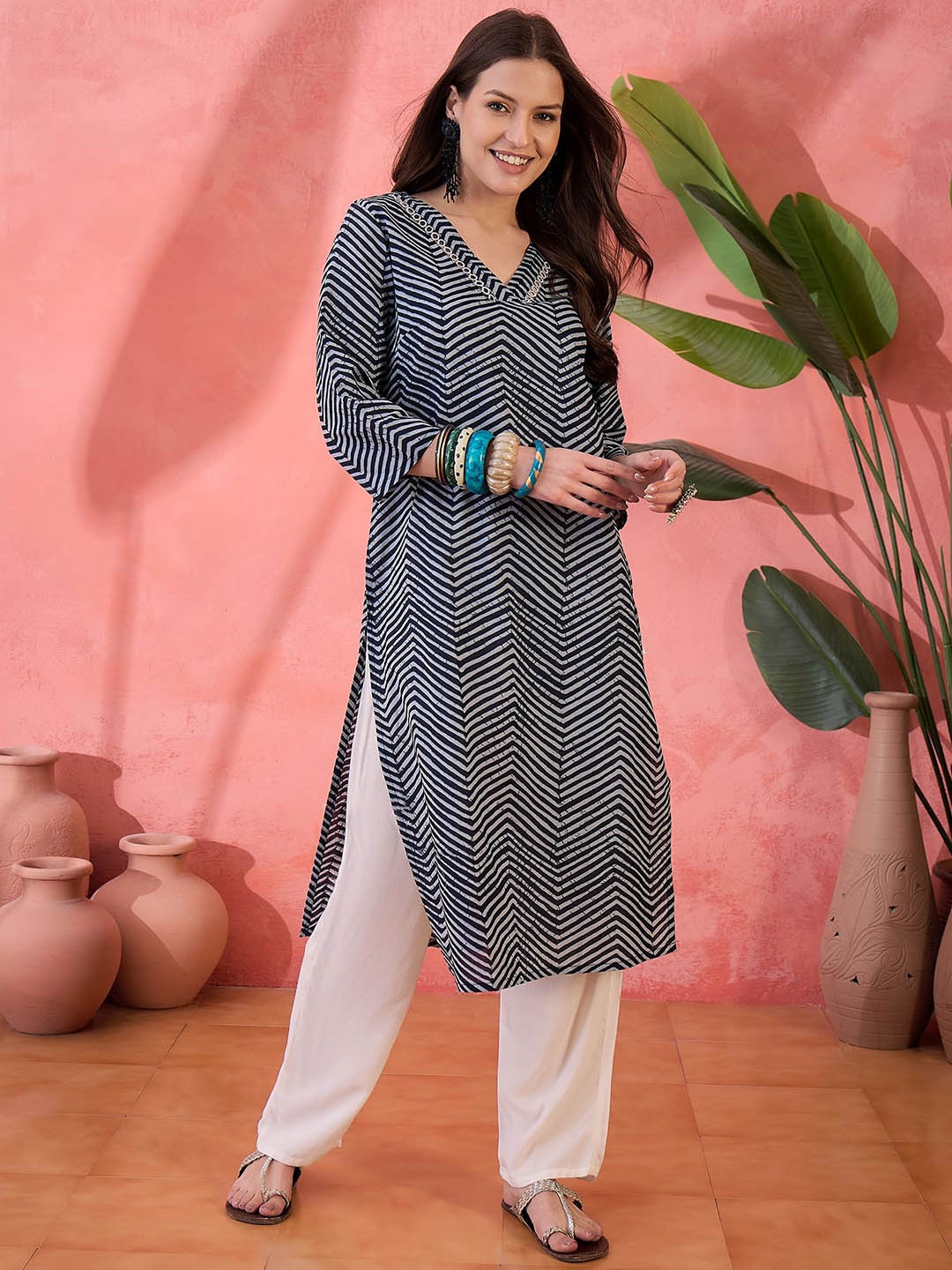 

Sangria Grey Chevron Printed V-Neck Cotton Straight Kurta, Navy blue