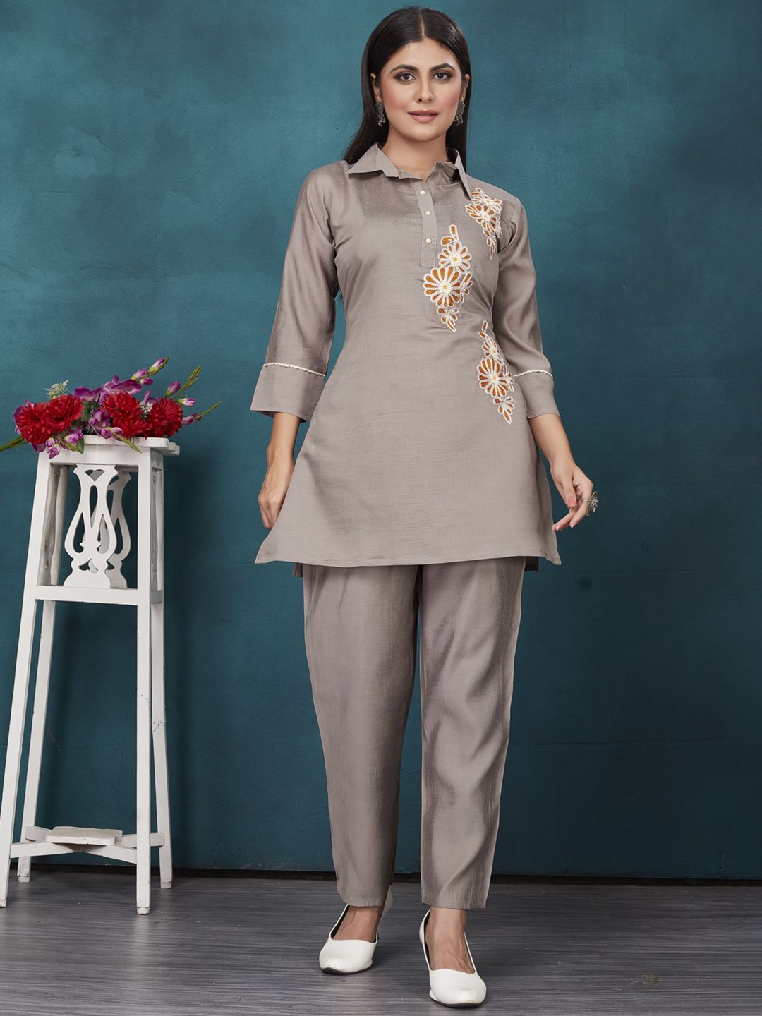 

Mingora Floral Embroidered Shirt Collar Tunic & Trouser, Grey
