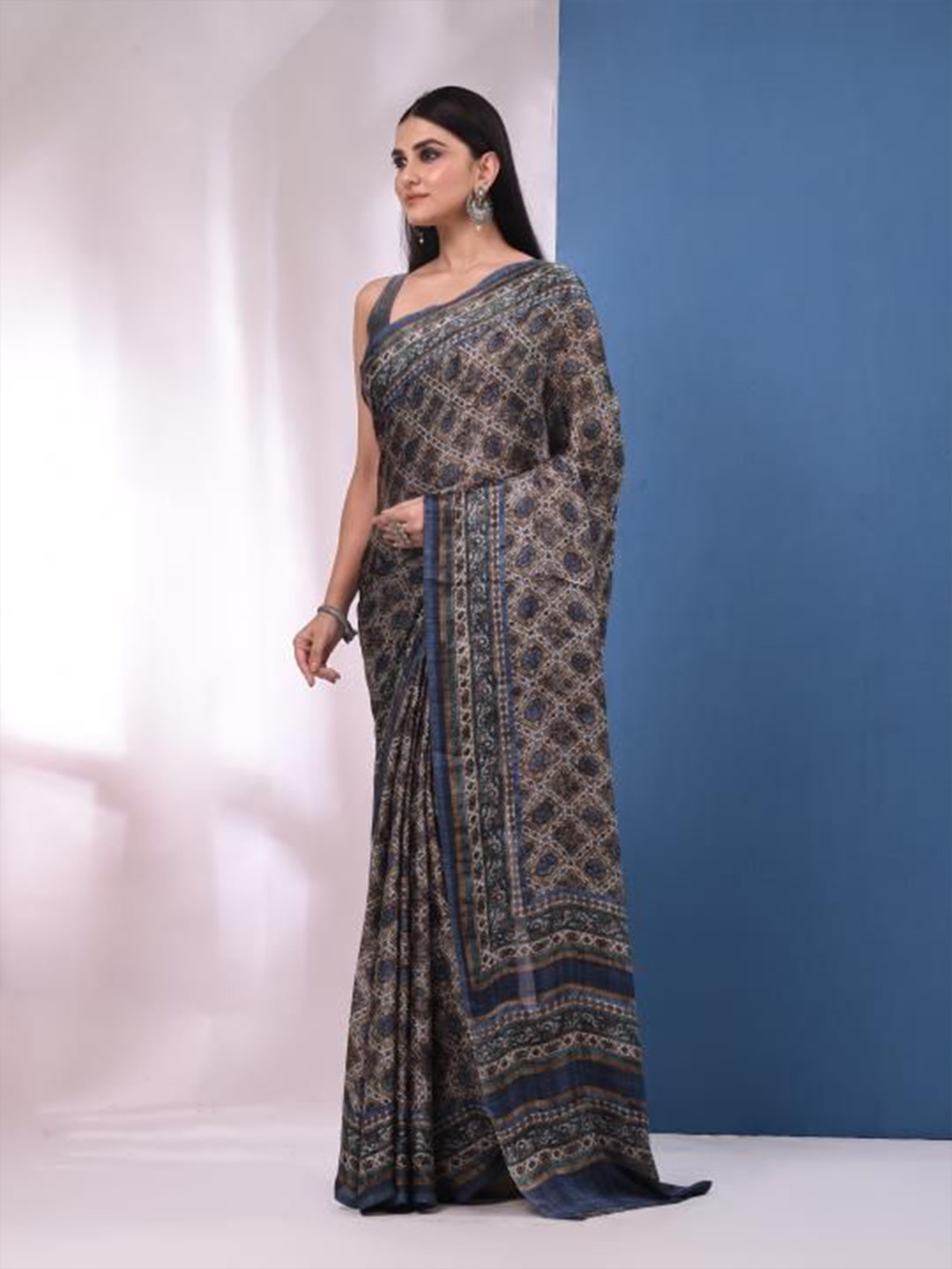 

VIBHAVARI Floral Printed Saree with Blouse Piece, Blue