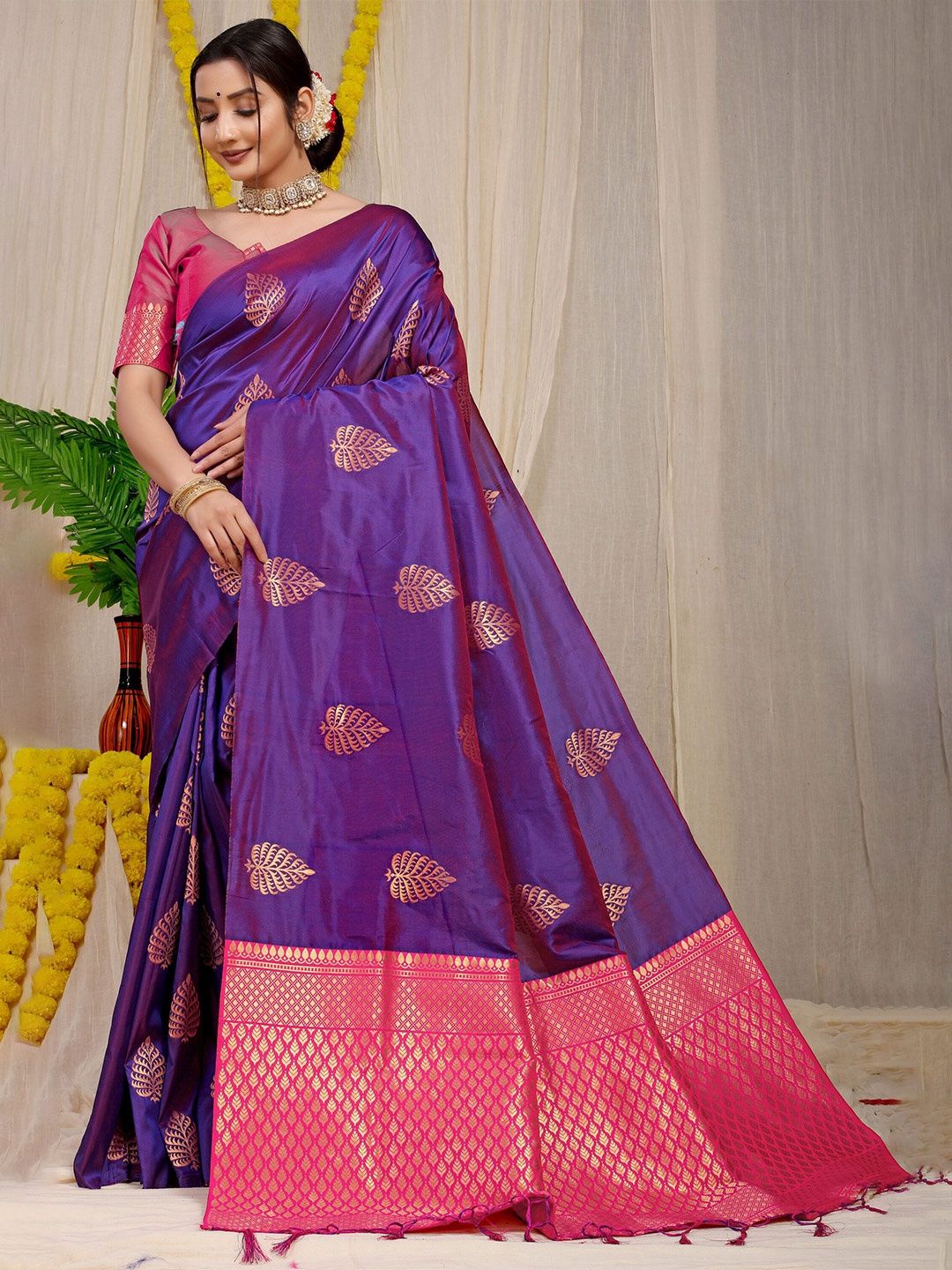 

amirat Woven Design Pure Silk Banarasi Saree, Purple