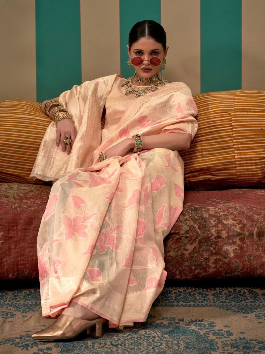 

BLENDIFY Floral Zari Banarasi Saree, Cream