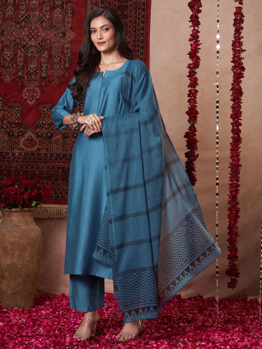 

DIVASTRI Notch Neck Straight Kurta With Palazzos & Dupatta, Blue