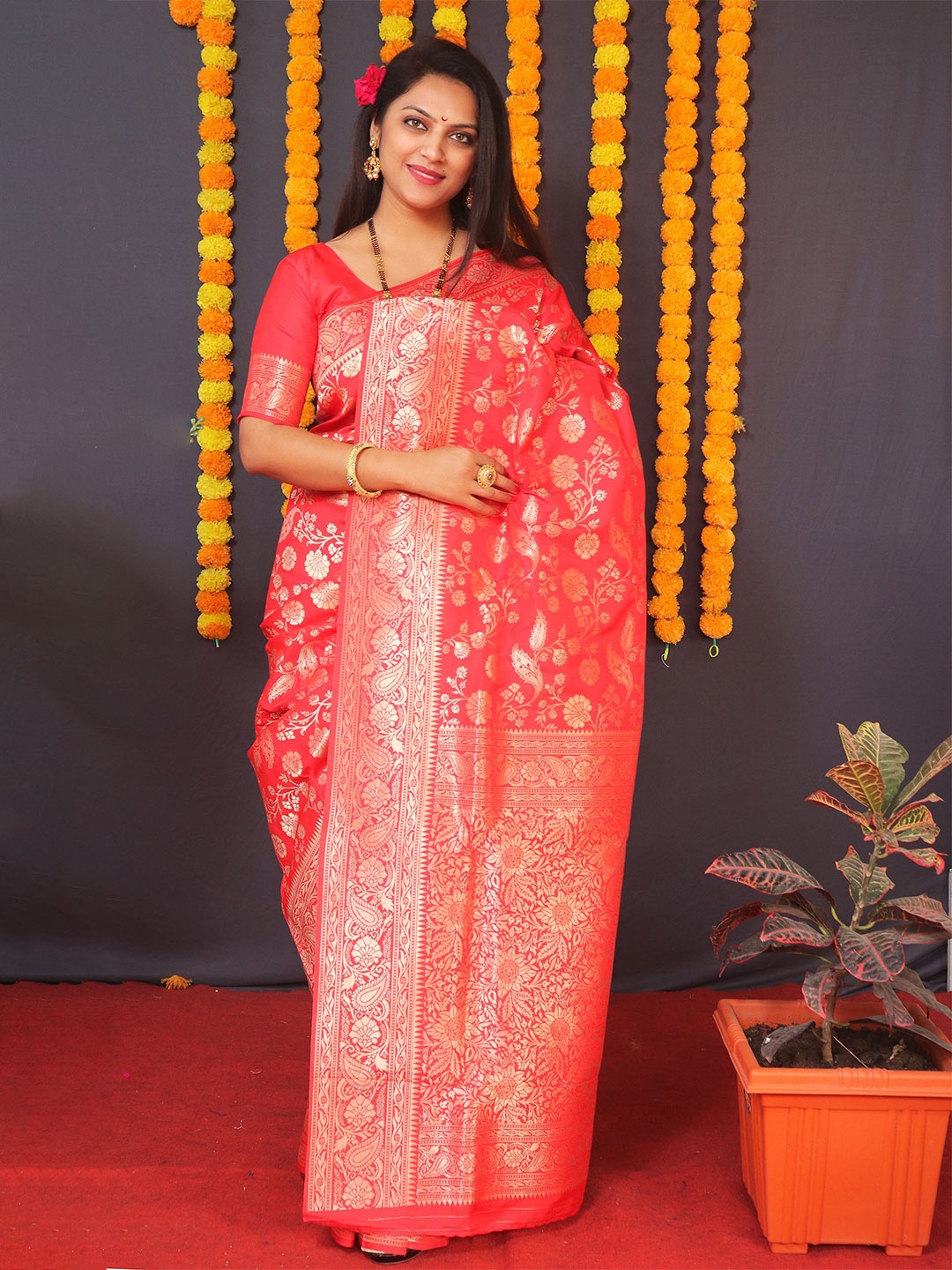 

Kandora Floral Woven Design Zari Pure Silk Banarasi Saree, Red