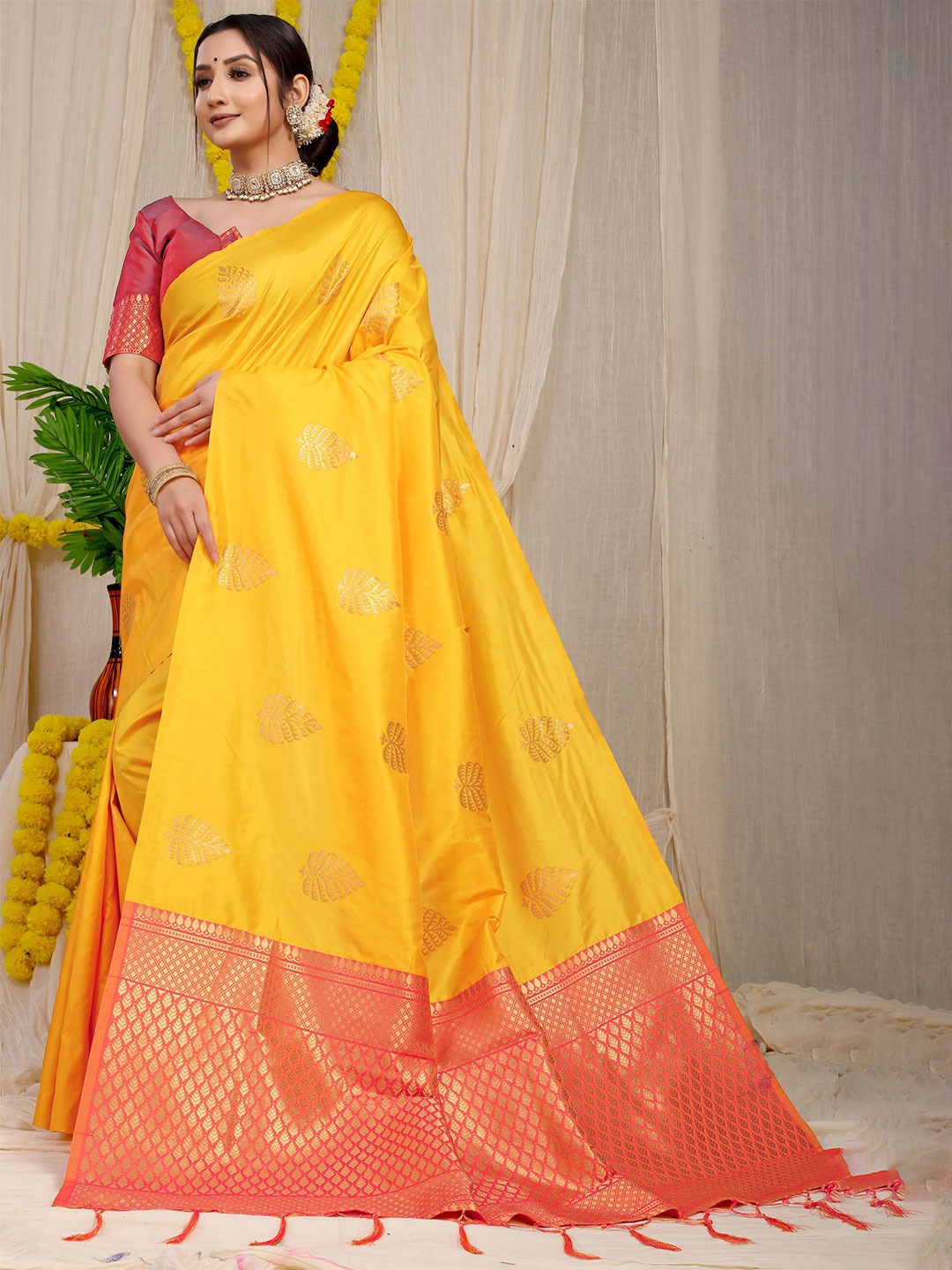 

amirat Woven Design Zari Pure Silk Banarasi Saree, Yellow
