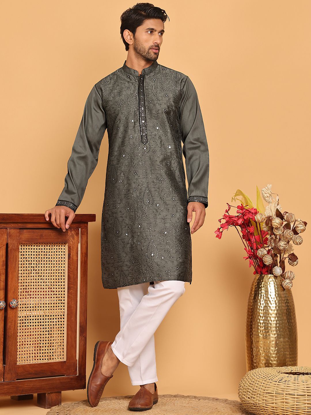 

Jompers Floral Embroidered Mandarin Collar Straight Kurta And Pyjama, Grey